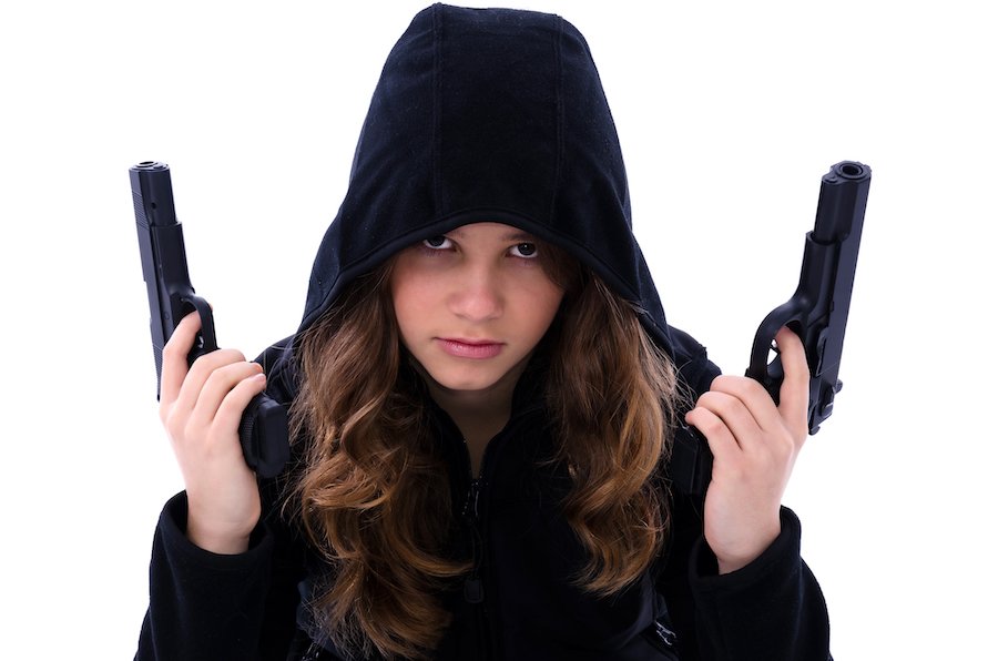 Adolescente encapuchado poseyendo dos armas en violación de CRS 18-12-108.5.