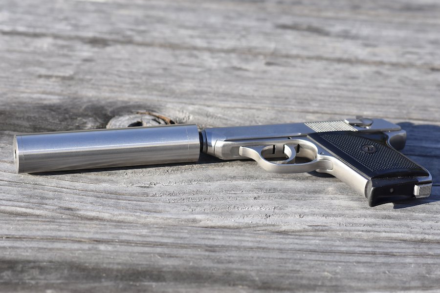Una pistola con un silenciador adjunto, que es ilegal poseer conscientemente en Colorado Una pistola con un silenciador adjunto, que es ilegal poseer conscientemente en Colorado
