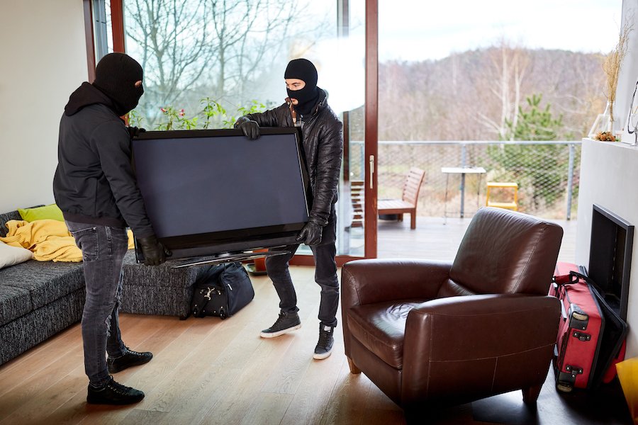 Dos ladrones robando una gran pantalla plana