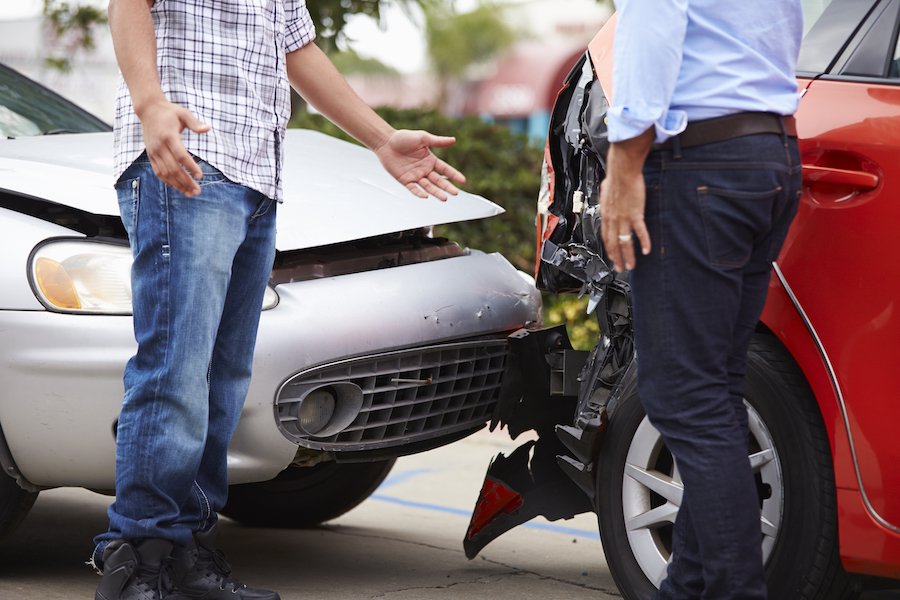 Dos conductores discutiendo después de un accidente de tráfico.