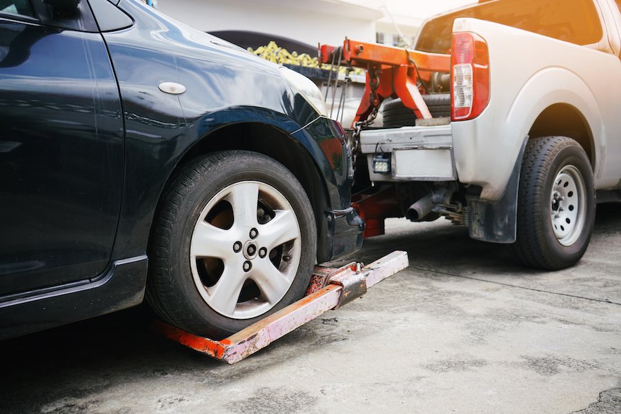 Auto del acusado de DUI siendo remolcado