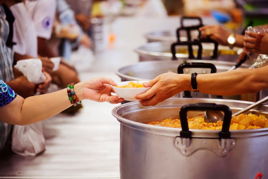 Los acusados de DUI ayudando en una cocina de beneficencia como parte de un acuerdo de DUI