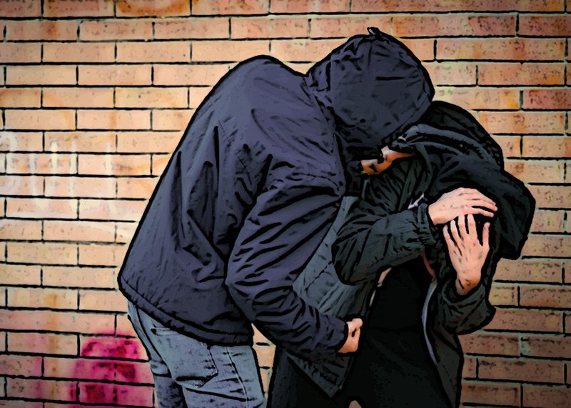 Un matón causando una pelea