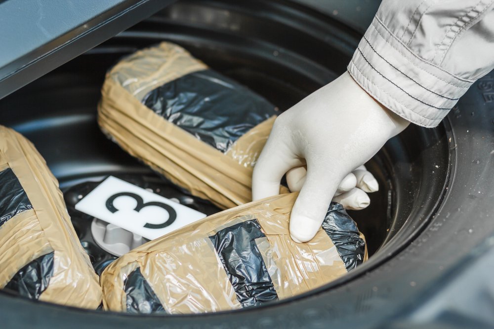 paquetes de drogas encontrados alrededor de la llanta de repuesto del automóvil