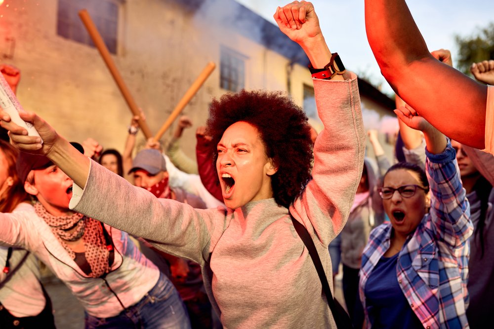 gran multitud protestando - la falta de dispersión puede ser un delito según el Código Penal de California 416 PC