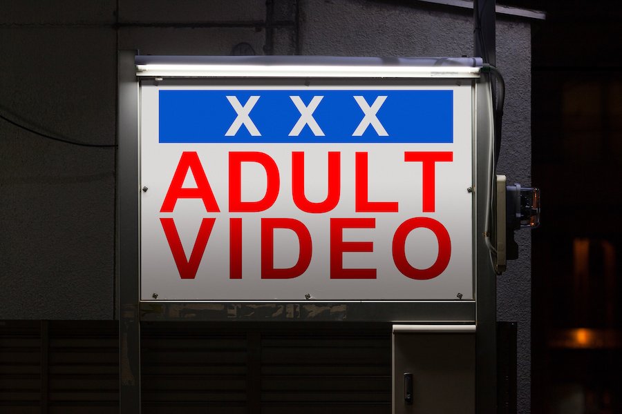 Señal que dice XXX Adult Video. Vender a un menor violaría CRS 18-7-102.