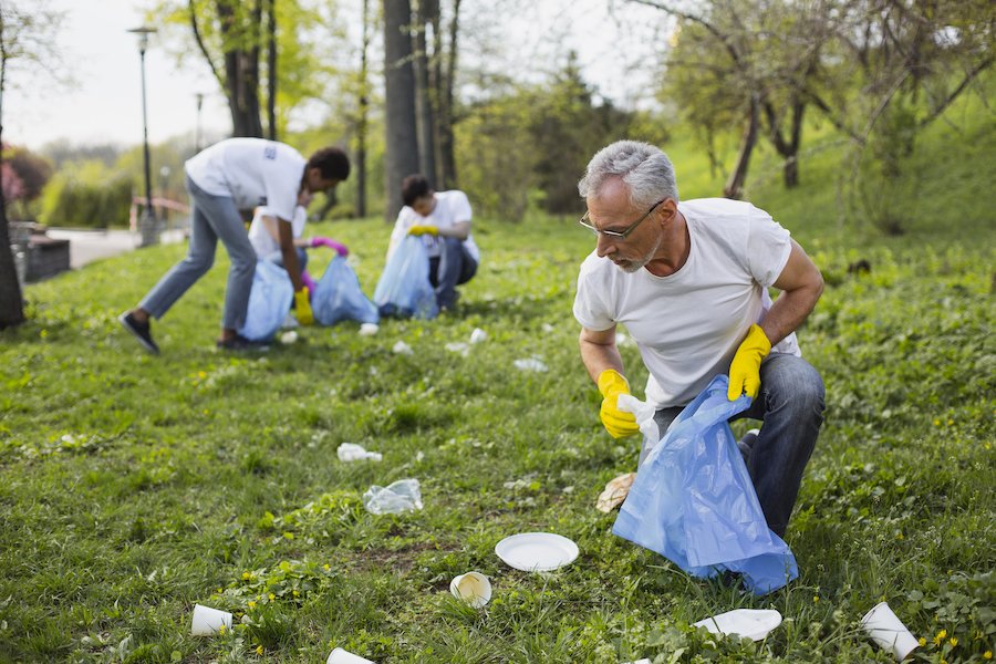 Delincuentes por DUI recolectando basura en el lado de la carretera