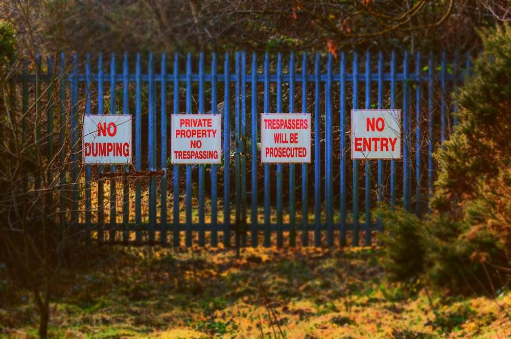 no trespassing signs on a gate
