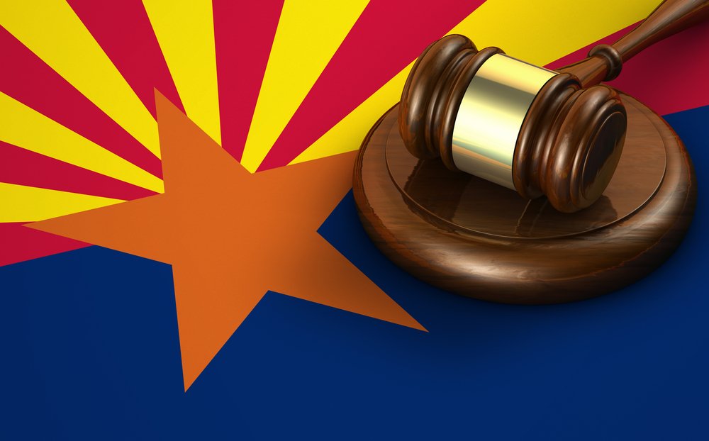 bandera de Arizona y mazo de juez