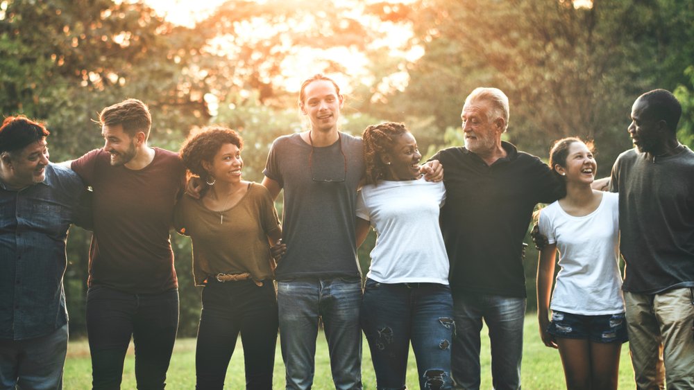 un grupo diverso de personas felices