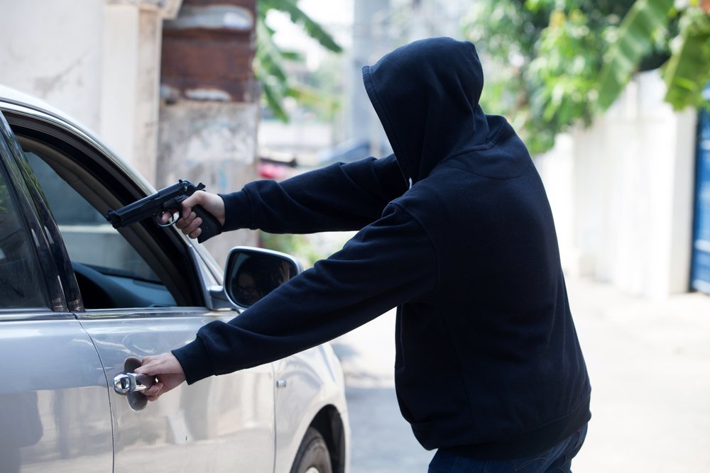 ladrón con un arma en la mano