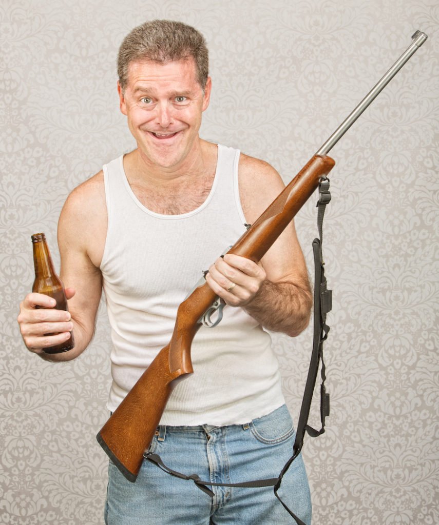 Hombre borracho sosteniendo una cerveza y un arma en violación de NRS 202.257