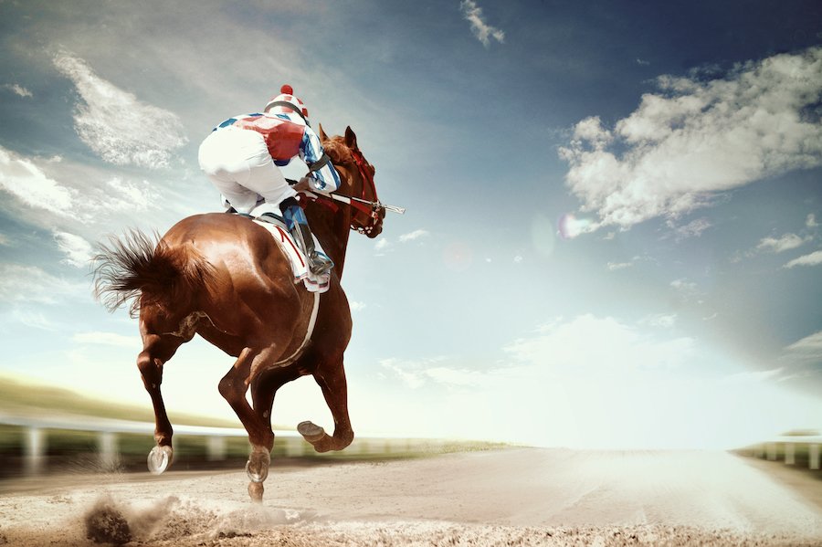 jinete montando un caballo durante una carrera