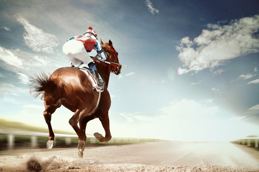 jockey montando un caballo durante una carrera