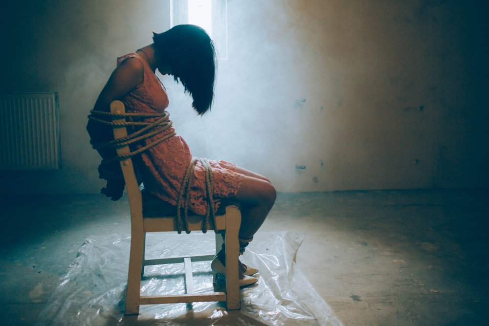 mujer atada a una silla