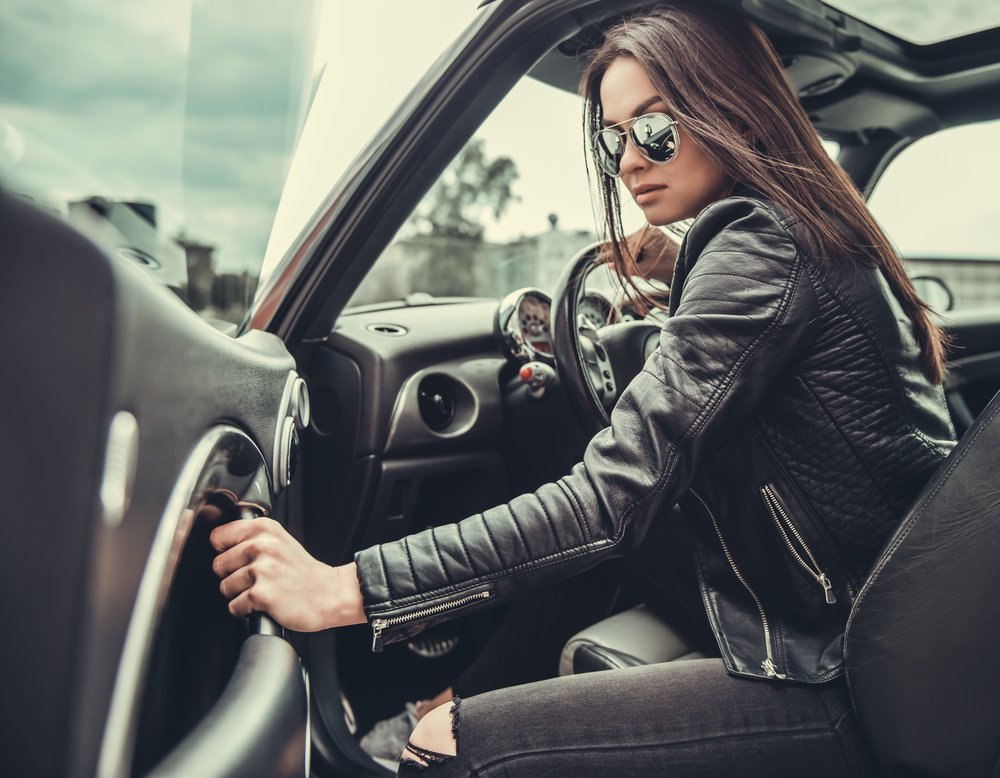 Una mujer vestida de cuero entrando a un auto. El uso indebido de un vehículo es ilegal en Arizona.