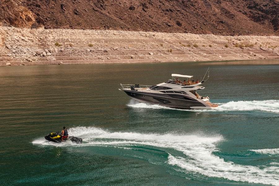 Bote y jetski en el lago Mead - las víctimas de accidentes de navegación en Nevada pueden presentar una demanda por daños