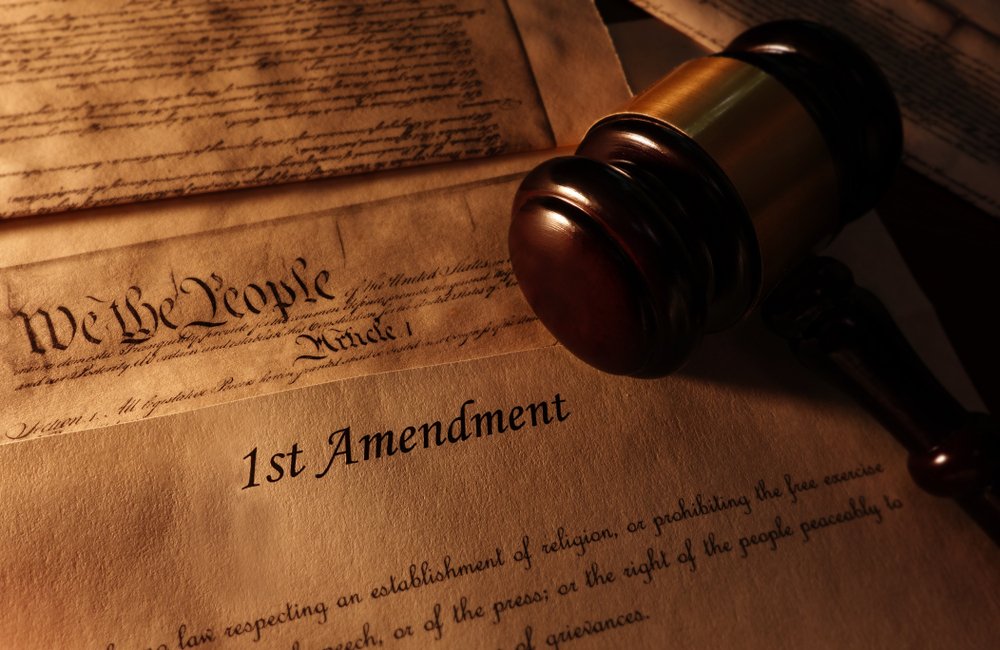 Una copia de la Constitución de los Estados Unidos bajo un martillo.