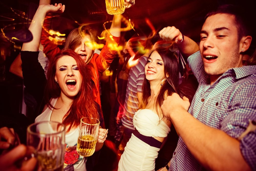 Adolescentes festejando en un bar.