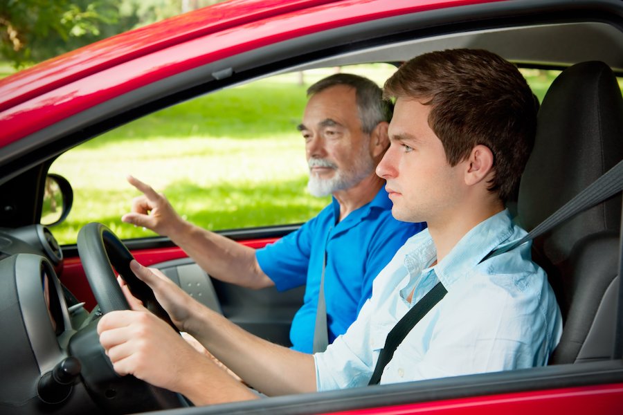 Hombre joven detrás del volante