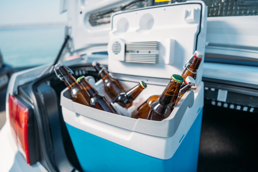 Un refrigerador de cerveza colocado en el maletero de un automóvil como ejemplo de una violación del Código de Vehículos 23224 CVC.