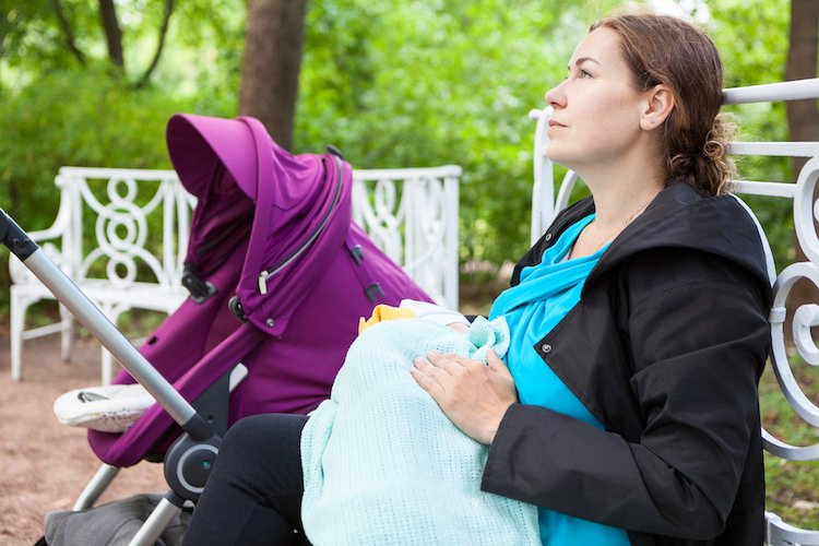 Madre amamantando en un parque público