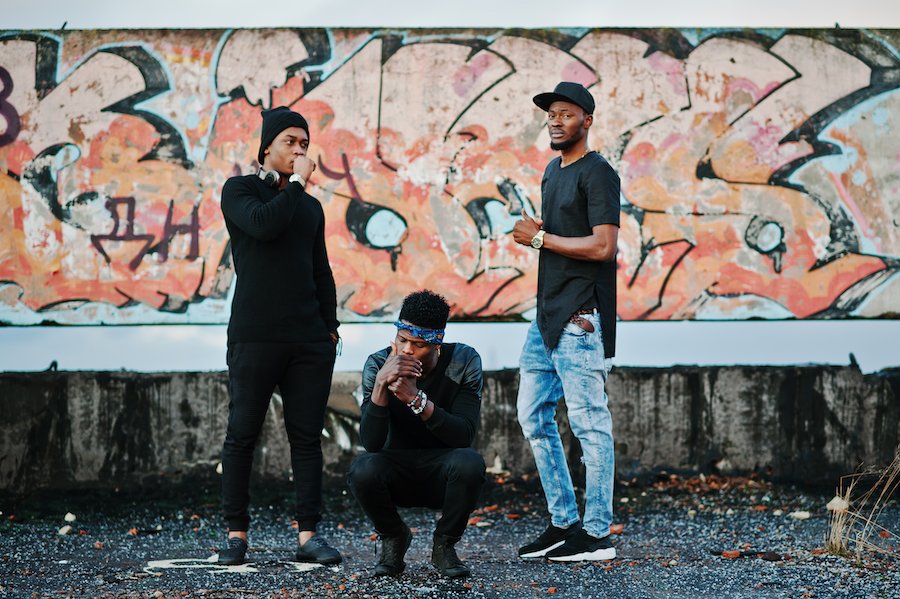Tres miembros de una pandilla según lo definido por CRS 18-23-101 frente a graffiti