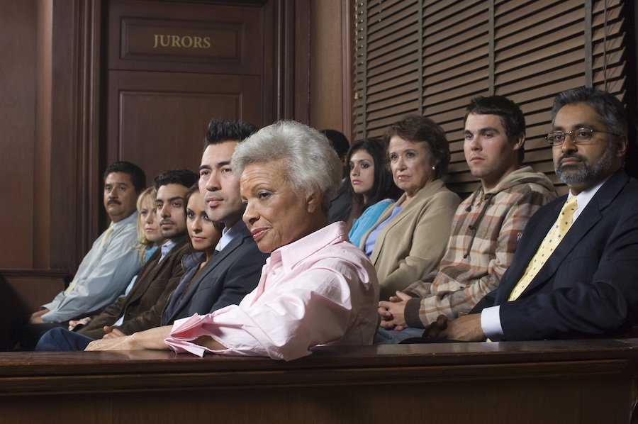 Jurado en la sala de jurados escuchando el juicio