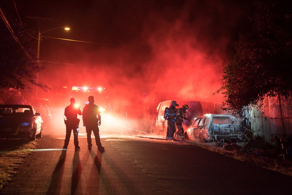 Policías y bomberos en la escena de un accidente - el turismo en la escena de una emergencia es un delito según el Código Penal 402a PC