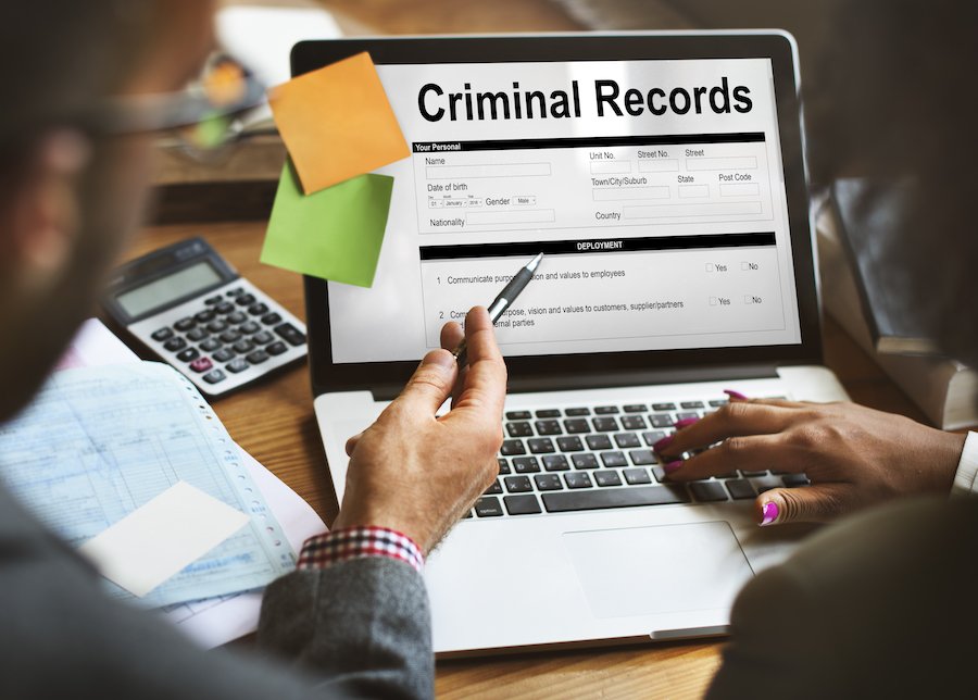 Laptop mostrando verificación de antecedentes penales