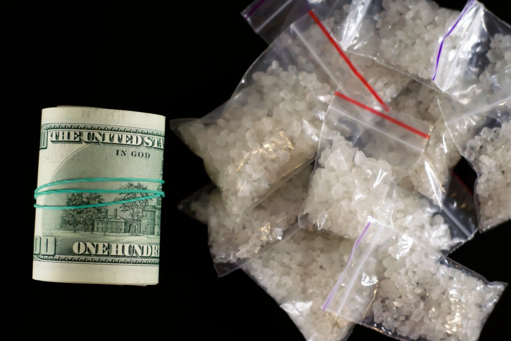 rollo de billetes de $100 y bolsas de metanfetamina como evidencia de una violación del Código de Salud y Seguridad 11379 HS