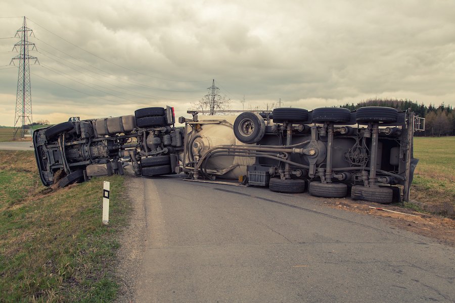Camión volcado en la carretera