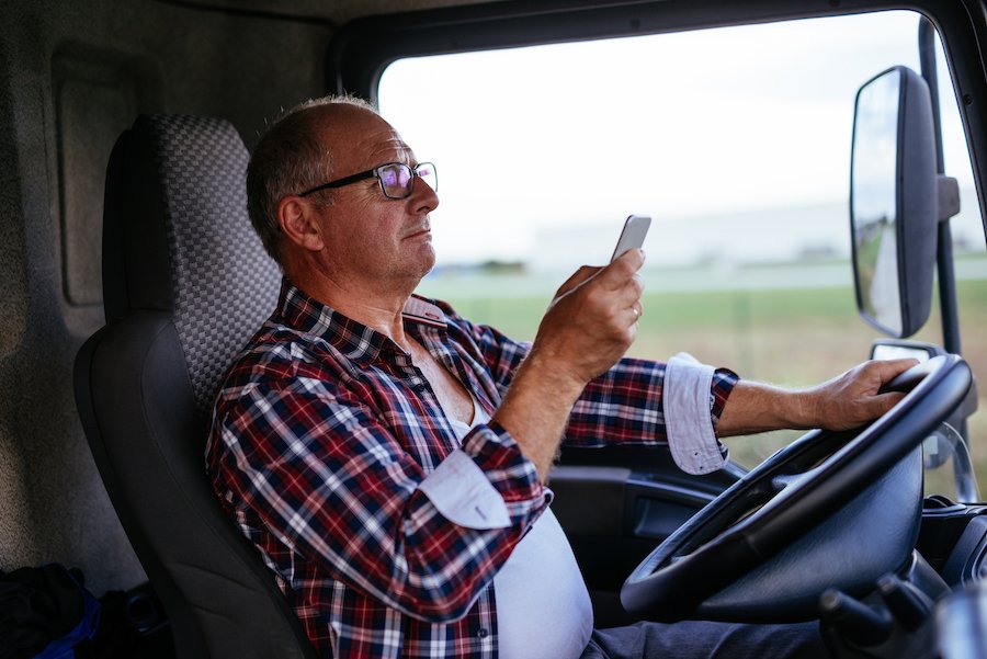 Camionero texto mientras conduce