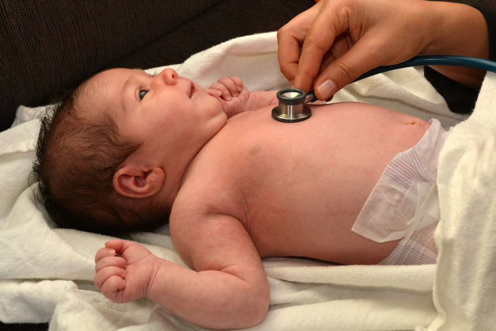 Médico colocando un estetoscopio en el pecho de un bebé - una demanda por vida errónea es una forma de reclamación por negligencia médica