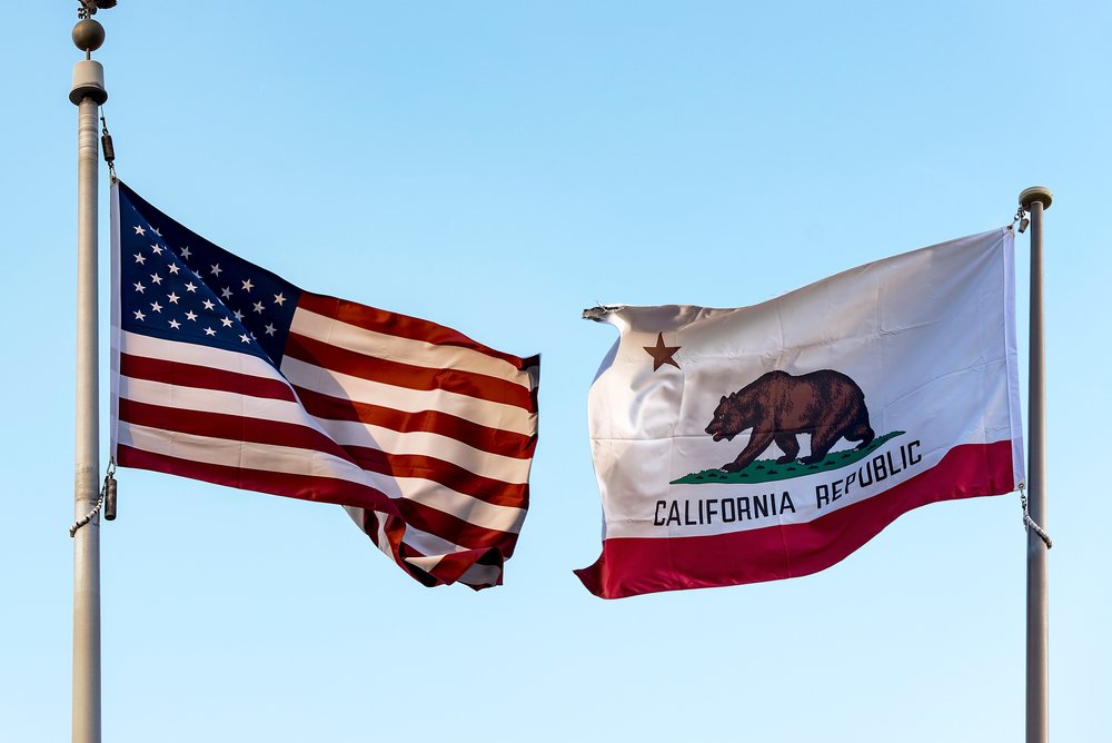Banderas de California y Estados Unidos.