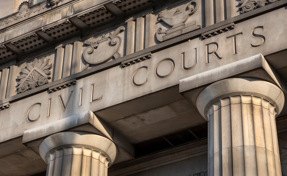 Exterior de un edificio de Tribunales Civiles - las declaraciones de no contienda en California no se pueden usar más tarde en contra del acusado en un caso civil