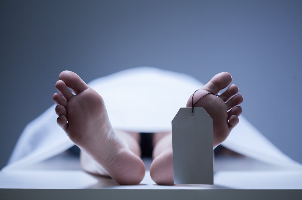 Feet of a deceased person lay bare in a morgue.