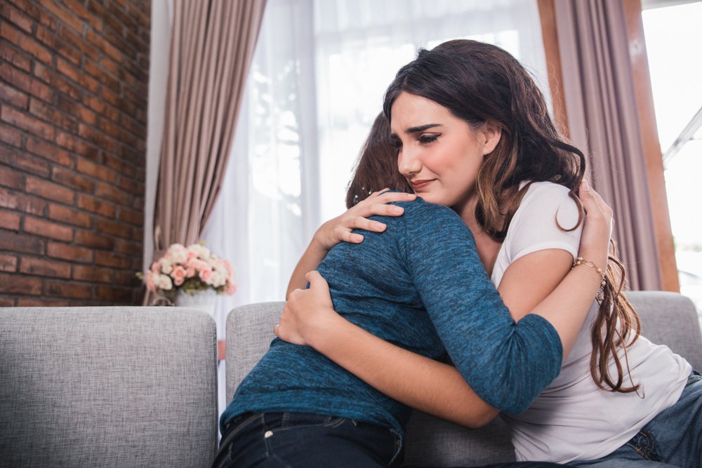 Dos mujeres abrazándose.