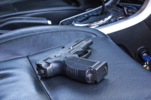 Pistola cargada en el asiento del pasajero en un auto, lo cual es legal en Colorado según CRS 33-6-125.