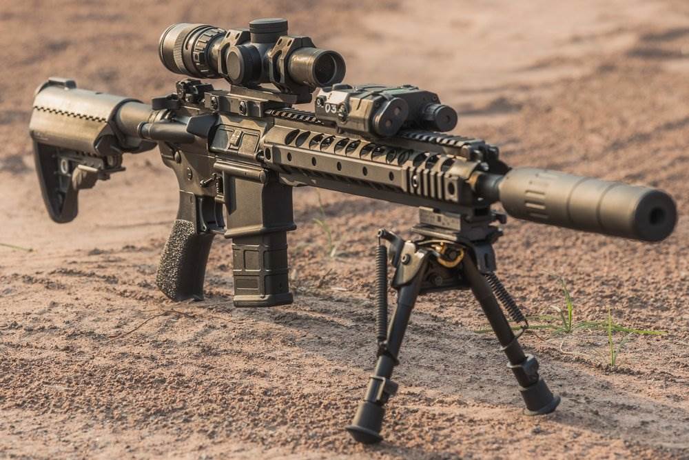 Un rifle AR-15 con características que lo convertirían en un arma de asalto en California