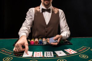 El crupier de un casino de Nevada después de obtener su tarjeta de trabajo