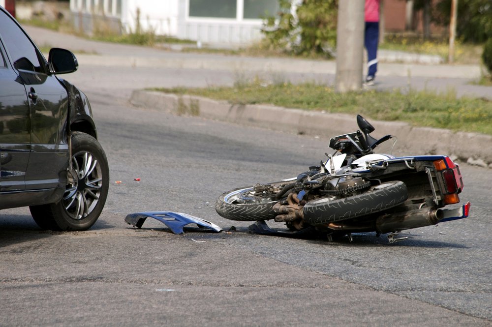 Una escena de accidente de motocicleta que involucra un automóvil: nuestros abogados de motocicletas de California ayudan a las víctimas a demandar por daños