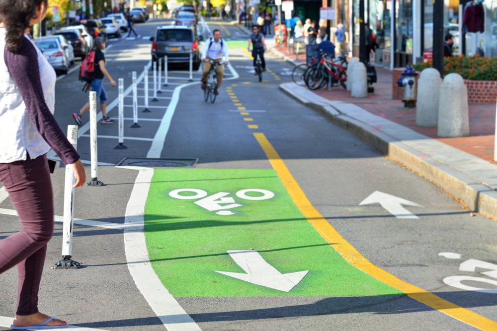 Carriles bici en un entorno urbano - las leyes de bicicletas de California generalmente confieren a los ciclistas los derechos y responsabilidades como conductores de vehículos a motor