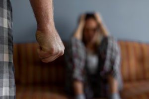 Puño cerrado de novio a punto de golpear a novia en violación de 13700 PC.