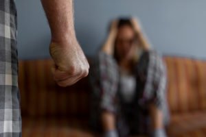 Puño cerrado de novio a punto de golpear a novia en violación de 13700 PC. 