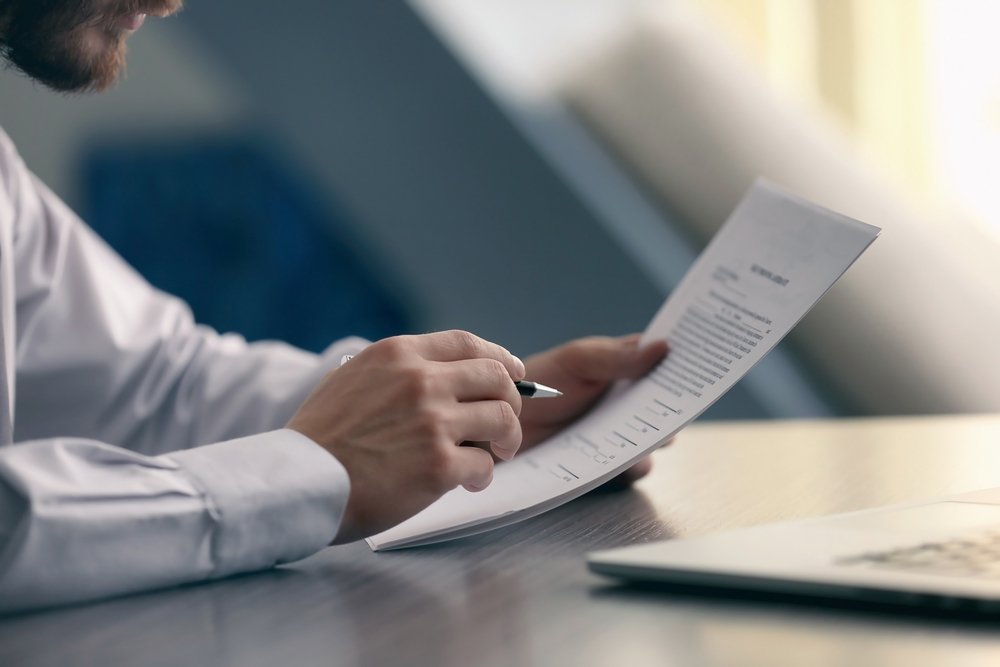 Abogado leyendo un documento.