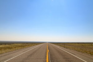 Una carretera de dos carriles sin división, donde el límite de velocidad es de 55 mph bajo 22349 VC