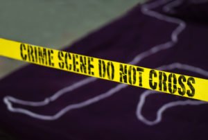 Un esquema policial en el suelo de una víctima siguiendo un delito de homicidio del Código Penal de California 189 PC