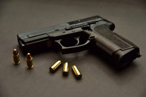 Imagen de una pistola, que es el tipo de arma de fuego que las personas pueden solicitar para llevar oculta según el Código Penal de California 26150 PC.