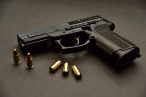 Imagen de una pistola, que es el tipo de arma de fuego que las personas pueden solicitar para llevar oculta según el Código Penal de California 26150 PC.